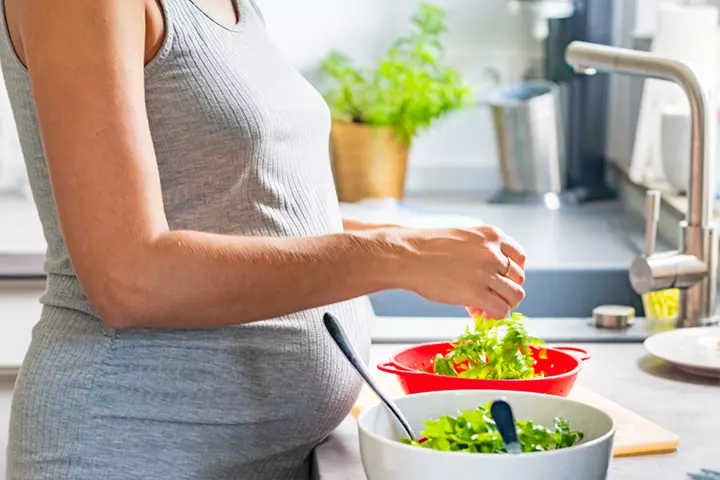 Wash lettuce well before consuming it during pregnancy