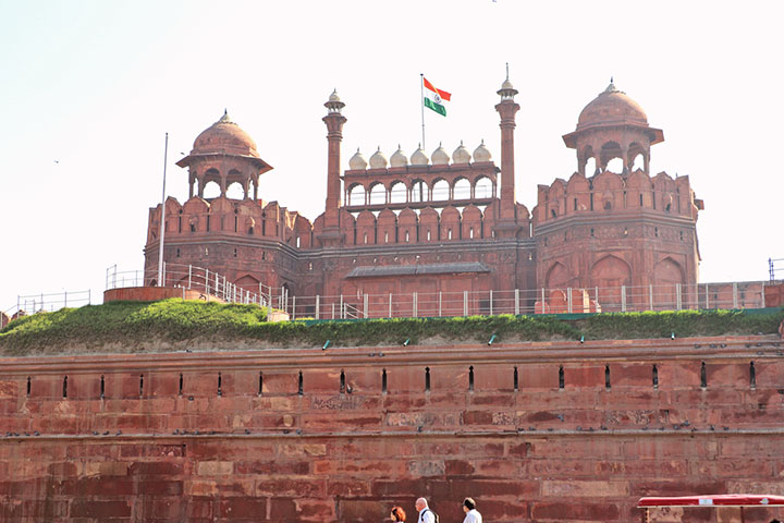 The fort reminds us of the pomp and power of Mughal emperors. 