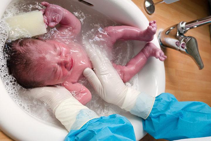 You wonder how your newborn would cope with his first bath in the hands of the hospital staff.