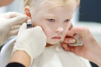 儿童的耳朵刺穿：正确的年龄和安全提示