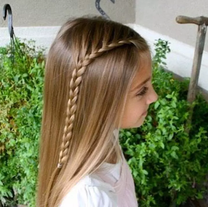 Same-side lace braid hairstyle for little girls
