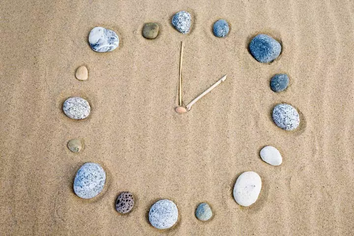 Sand and pebbles clock crafts for kids