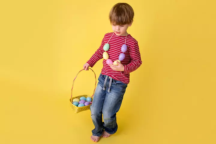 Egg necklace craft idea for kids