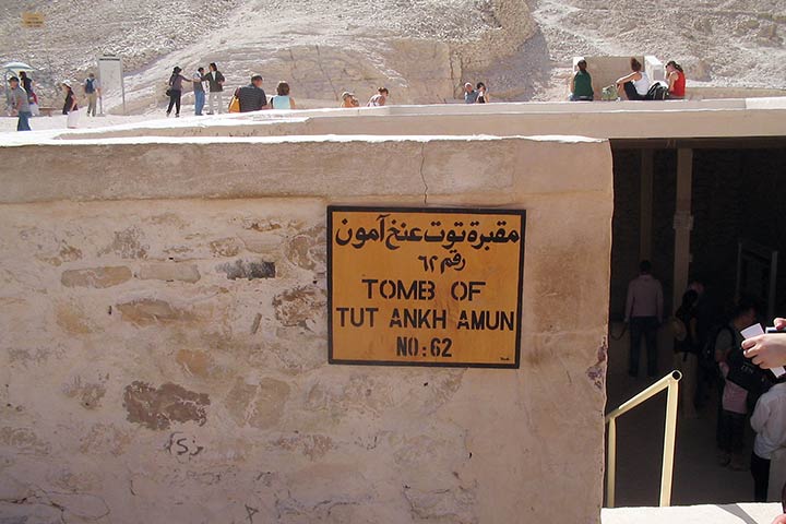 About 3000 articles were found from his tomb