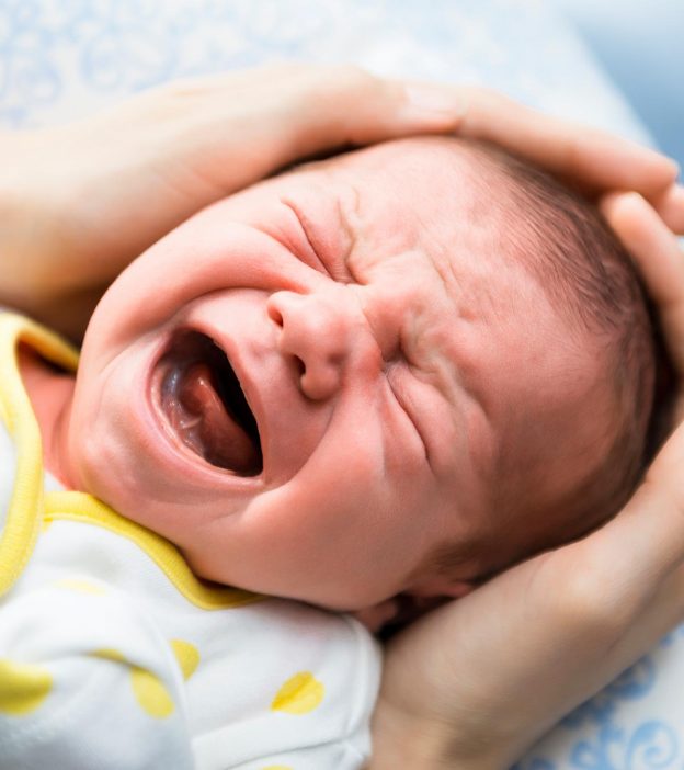 signs of baby having colic
