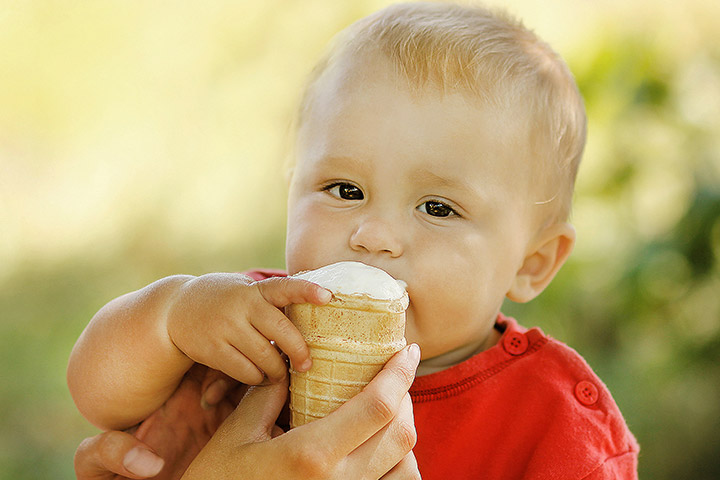 Bayi Makan Es Krim, Boleh! Asal Moms Harus Perhatikan Hal Ini