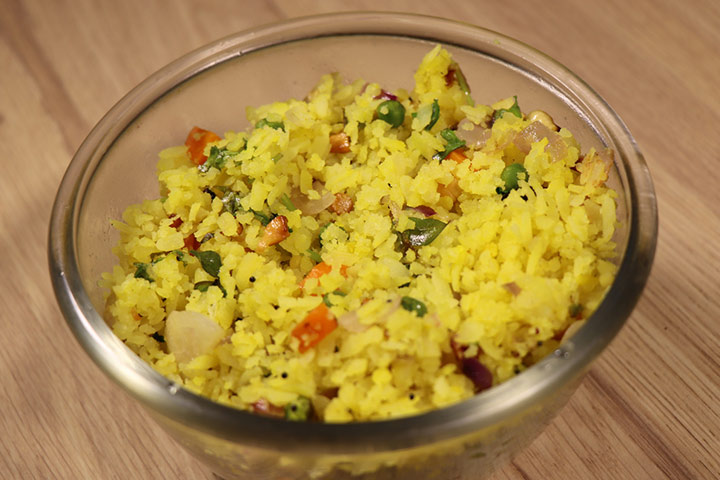 Poha with lots of vegetables is a healthy breakfast option