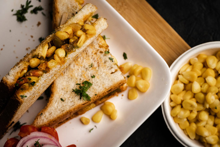 Cheese and corn sandwich is a healthy evening snack