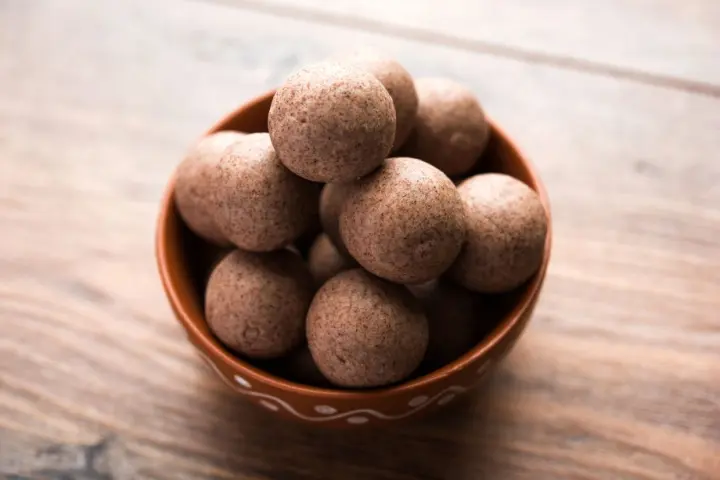 Ragi and oats laddoos