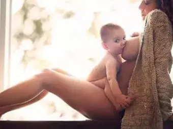10 Breathtaking Photos Of Mothers Breast-Feeding Their Babies - Wow!