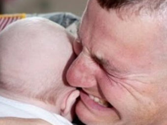 20 Breathtaking Photos Of Fathers Meeting Their Newborn Babies