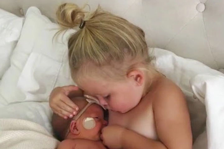 Adorable Picture Shows Little Girl 'Nursing' Her New Baby Sister1