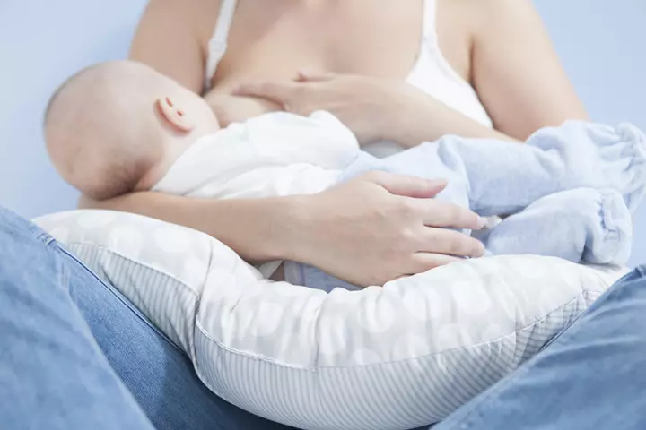 Maintain A Correct Posture While Breastfeeding