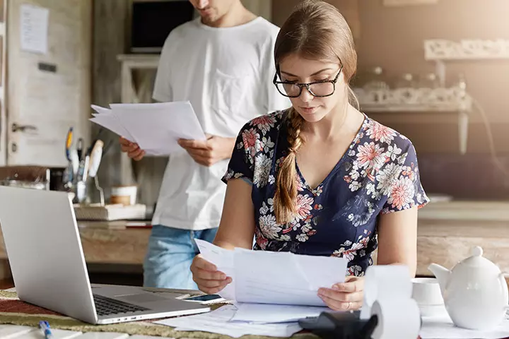 Should Husbands Tell Their Wives How Much They Earn3