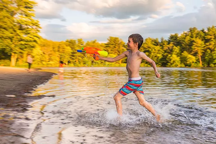 Squirt ball race beach game and activity for kids