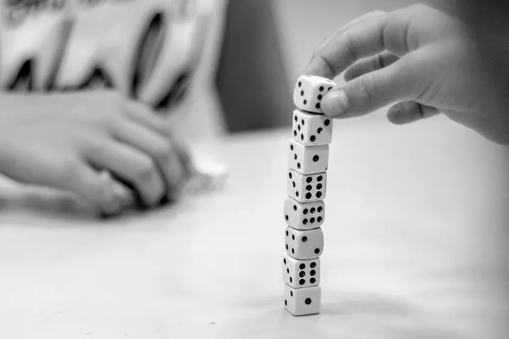 Balancing Dice one minute game for kids