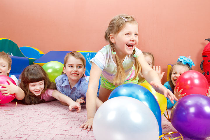 Balloon smash surprise as first birthday party games ideas
