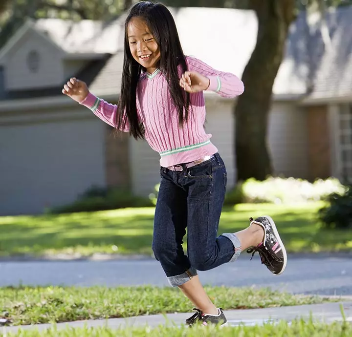 One-legged tag fun running game for kids