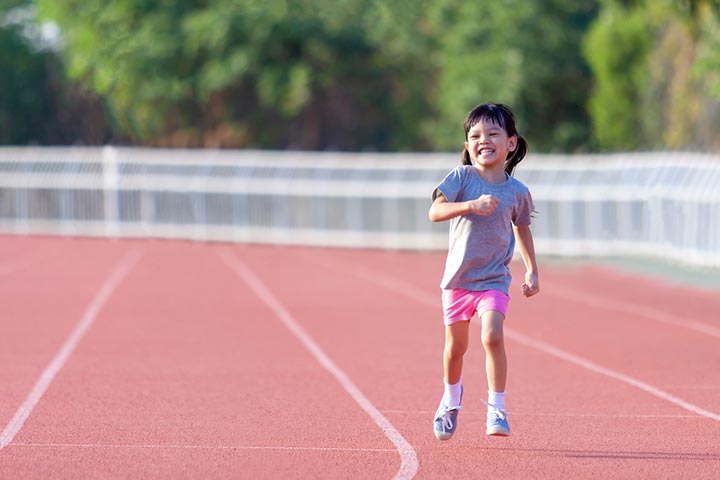 Walking, running, throwing, lifting, kicking, and other daily physical tasks require gross motor skills. 