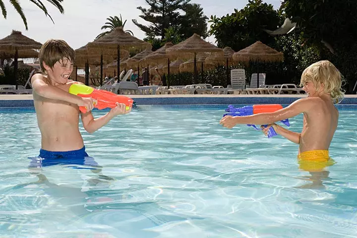 Water gun fight swimming games for kids