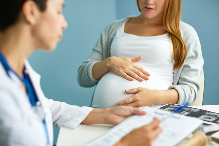 Pregnant woman consults a doctor