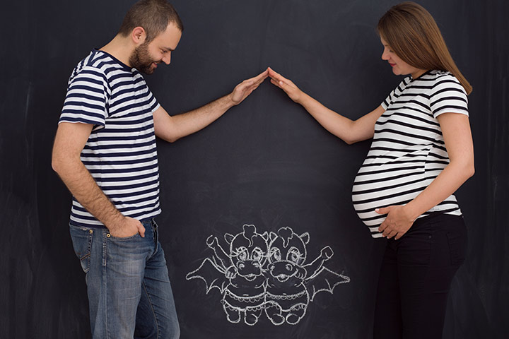 Maternity photoshoot idea with a chalkboard