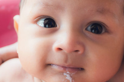 शिशुओं और बच्चों को उल्टी: क्या यह सामान्य है? | Bacho Ki Ulti Rokne Ke Upay