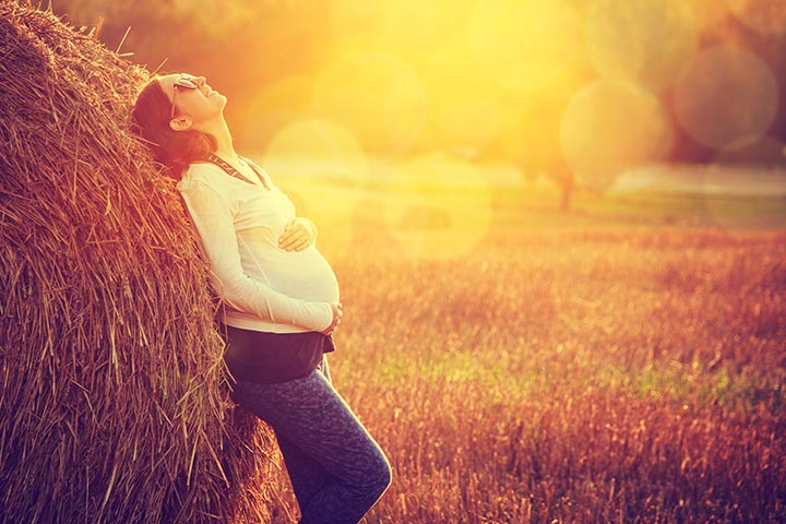 Maternity photoshoot idea with a countryside backdrop