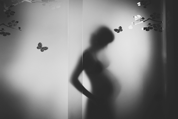 Shadow-themed maternity photoshoot idea
