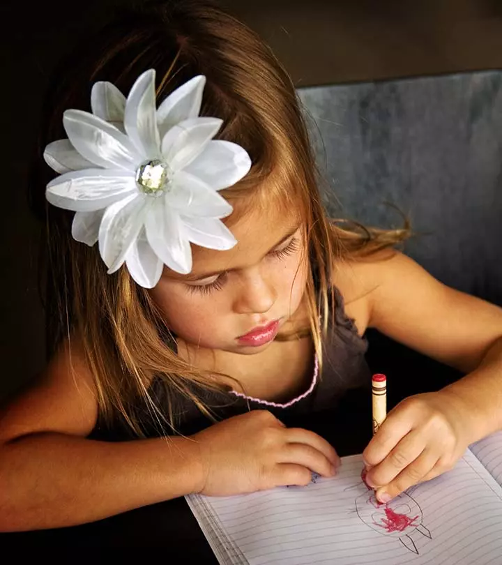 A beautiful hair clip adorns your daughter’s head like a beautiful crown.