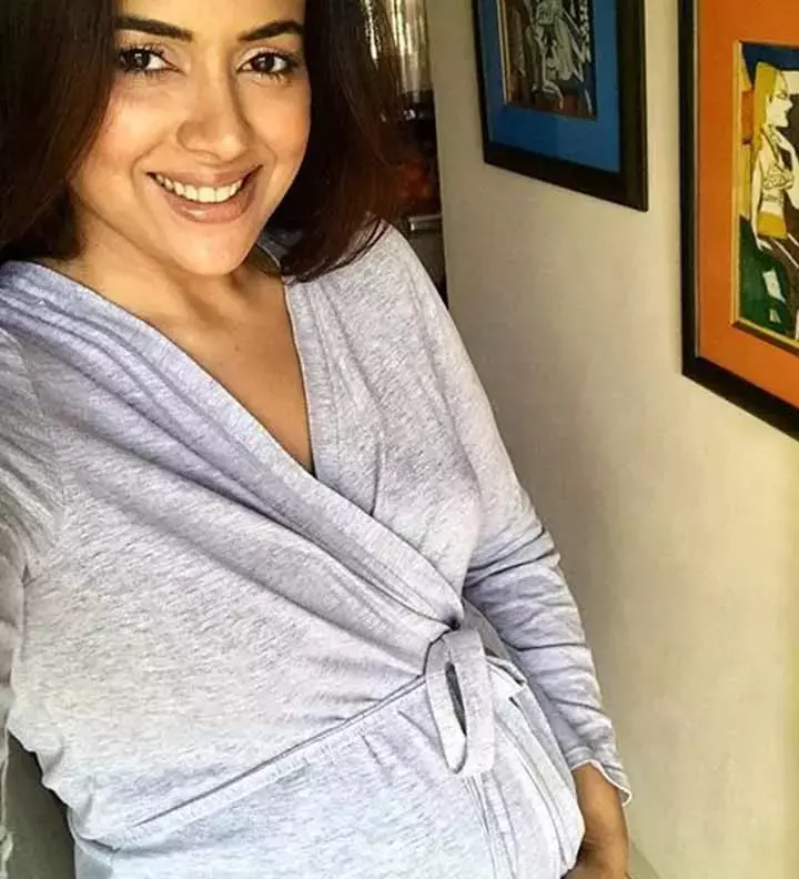 Showing Off The Baby Bump Halfway Through Her Pregnancy