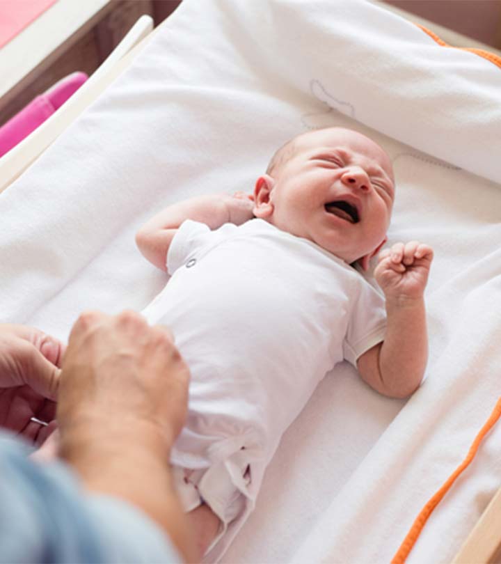 为什么婴儿在换尿布时哭?帮助你应对的8个建议