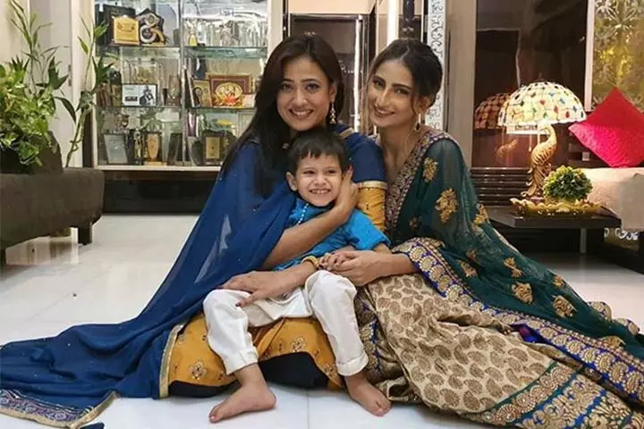 Her 19 year old daughter Palak has strongly stood by her mother.