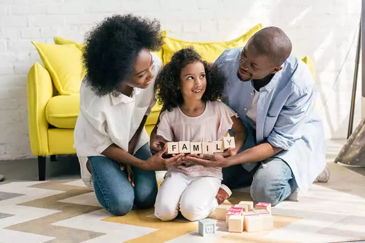 Letter prop family photo idea