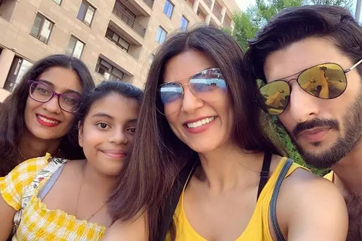 When asked by Sushmita if she wrote it by herself, Alisah nods and says yes