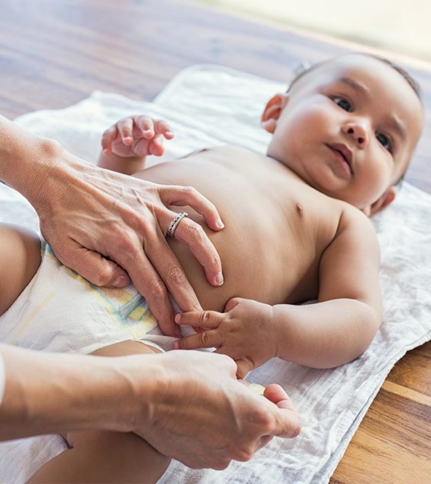 शिशुओं में मल के अलग-अलग रंग और बनावट का क्या कारण है? | Bacho Ki Poti Ka Ilaj
