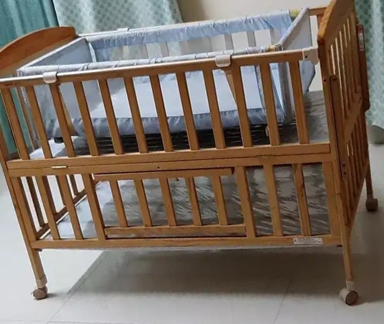 babyhug kelly baby cot with bassinet