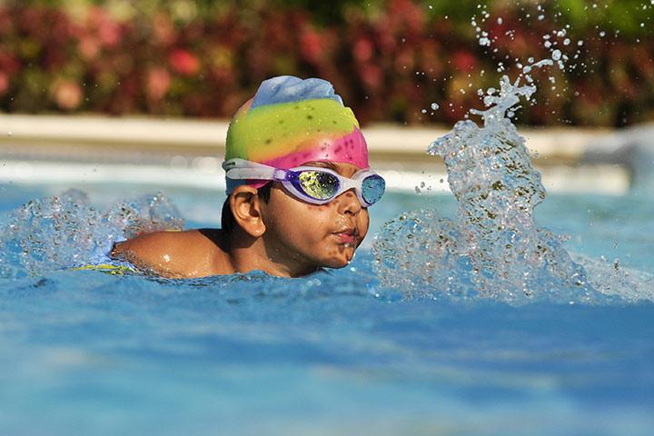 bacho ka swimming pool