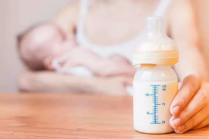 How Much Formula Does Your Baby Need? Charts & Tips To Know