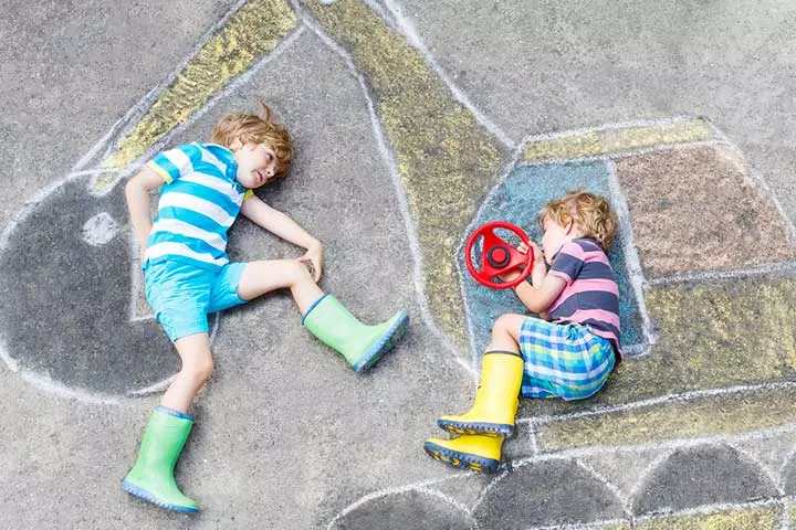 Here’s How A Mother Is Using Chalk To Make The Lockdown Fun For Her Kids