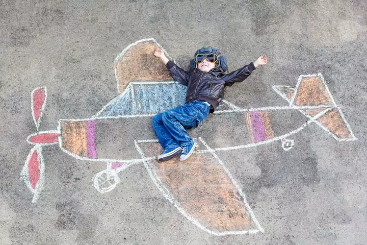 Here’s How A Mother Is Using Chalk To Make The Lockdown Fun For Her Kids