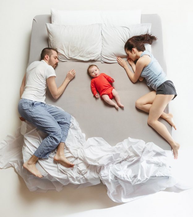   7 أشياء يفكر فيها كل من الوالدين في النوم في منتصف الليل