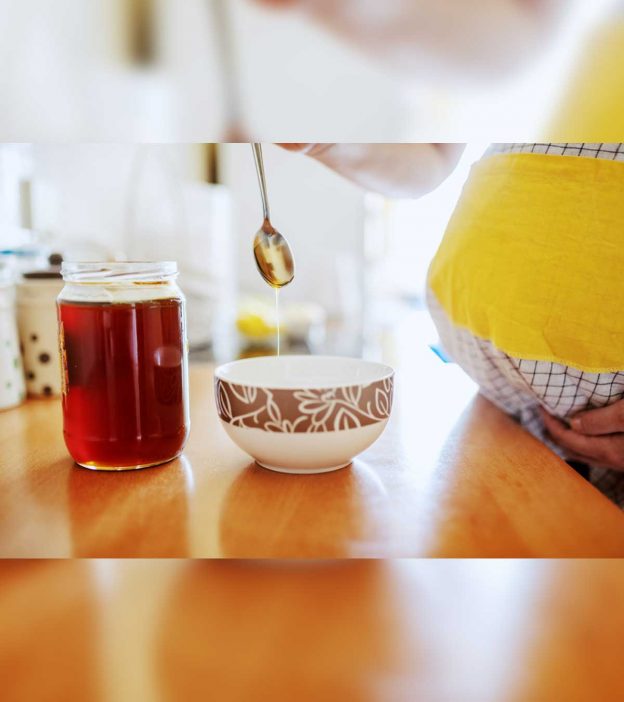 प्रेगनेंसी में शहद खाना चाहिए या नहीं? | Honey In Pregnancy In Hindi