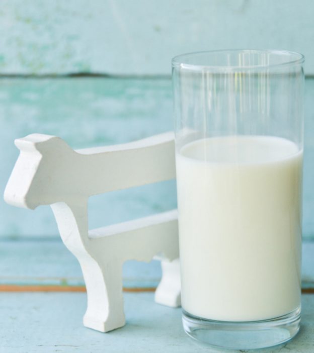 नवजात शिशु को गाय का दूध पिलाना चाहिए या नहीं?  | Cow Milk For Babies In Hindi