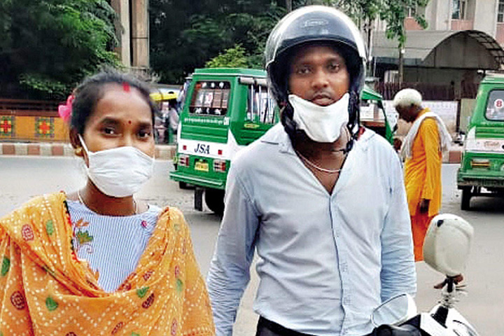 Husband Drives 7-Month Pregnant Wife On Scooter