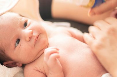 7种精油，用于出牙婴儿：它们的安全性和可能的​​用途
