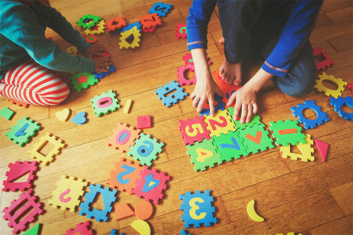 Children solve problems during associative play