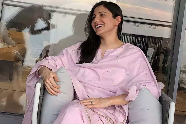 Flaunting Her Baby Bump And Taking Her Fans 4