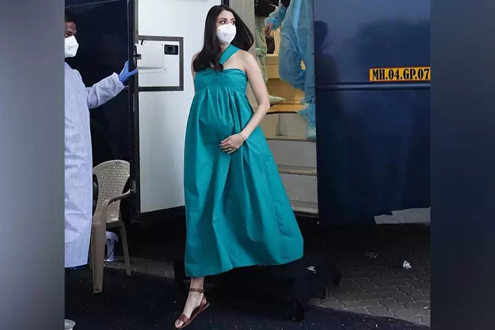 Flaunting Her Baby Bump And Taking Her Fans2