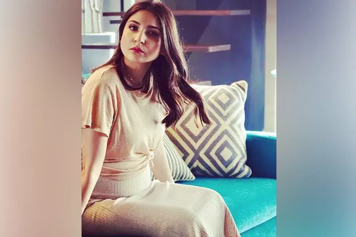 Flaunting Her Baby Bump And Taking Her Fans3